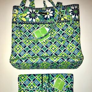 NWT!  Vera Bradley Daisy Daisy Tote and Brush Roll